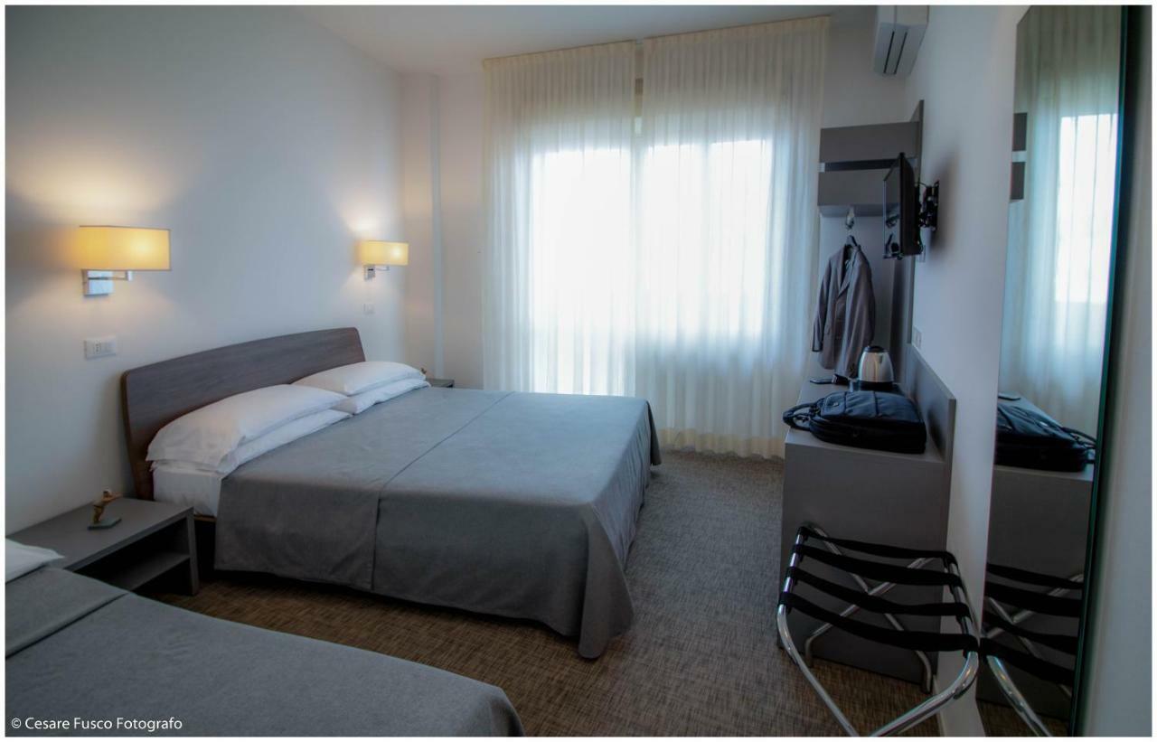 Hotel Caraibi Milano Marittima Exterior foto
